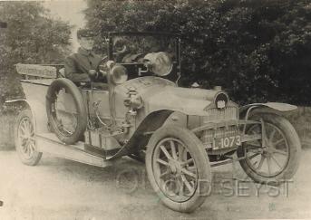 Fiat 110.jpg - Firma Broederlet verkocht vanuit de 1e Dorpsstraat ook bedrijfsauto's. Zo ook aan het Gasfabriek aan de Gasweg (Steinlaan), een Fiat met alle uitrustingen van die tijd met gemeente logo op de voorkant van de motor. Eigenaar auto: Directeur Hijdelaar (Gasweg) Opname van 1914. Auto is een 1910 Sizaire-Naudin. L-1073 t.n.v. E. Mooi, Steinlaan2, Zeist. Oplossing Henk Schuuring.